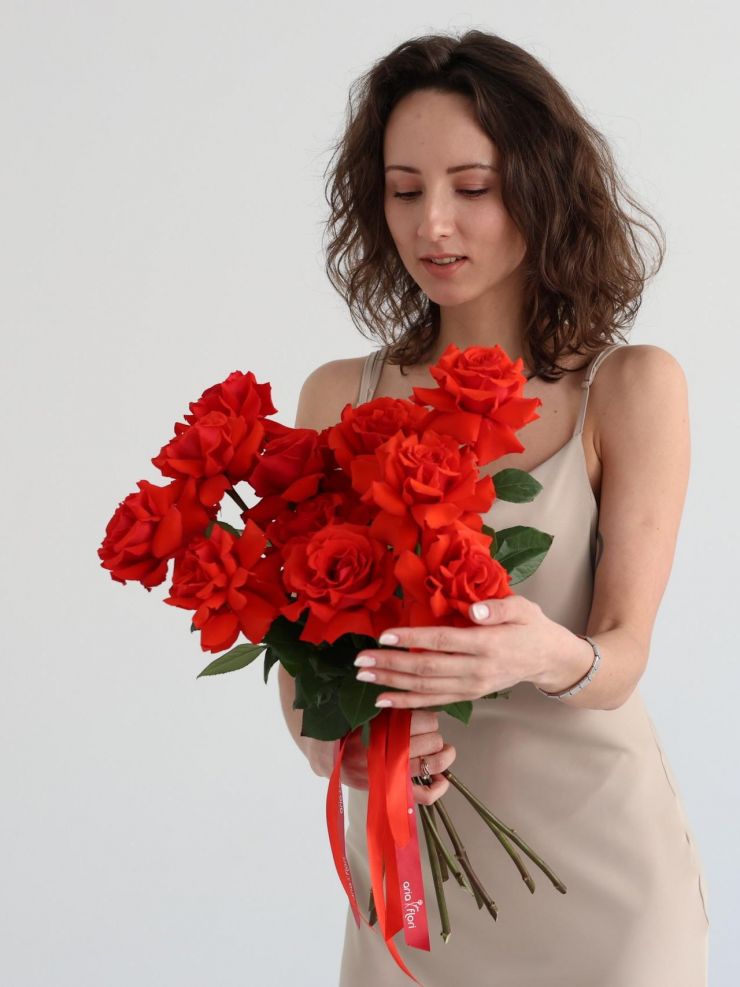 Сортовая роза Nina (11 шт.) с доставкой в Сургуте