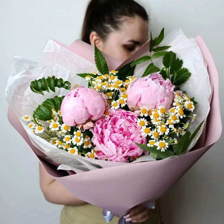 Букет с пионом с доставкой в Сургуте