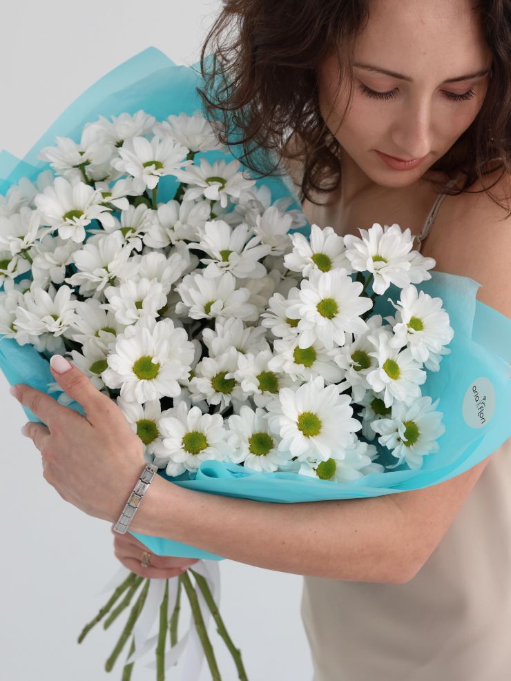 Хризантема ромашка белая кустовая (9 веток) с доставкой в Сургуте